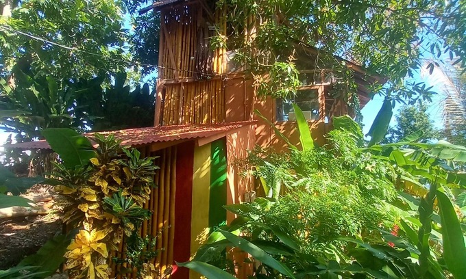 Snow Hill Casa | 4 story wood bamboo house overlooking sae an beach below