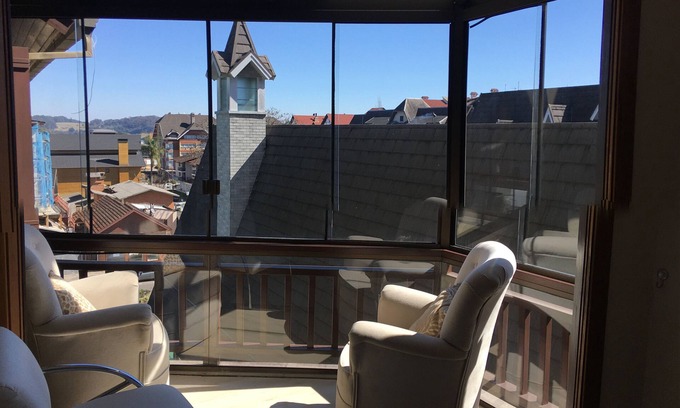 Gramado City Centre Apartamento | 3 SUITES, VARANDA PARA RUA BORGES MEDEROS, A DOS CUADRAS RUA CUBIERTA