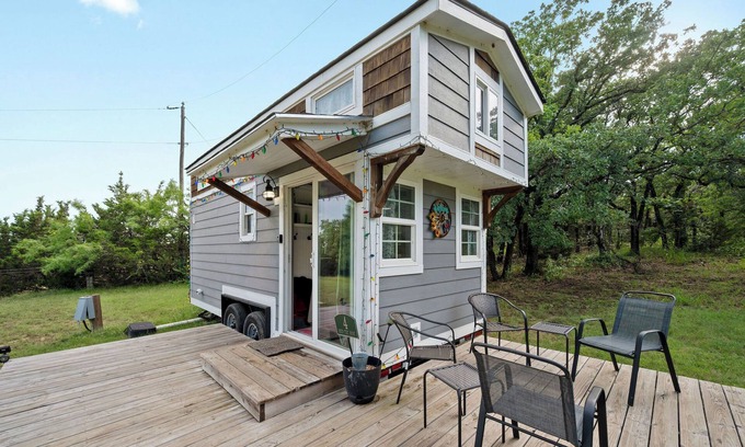 Hico Cabina | 4 Tiny Town Modern Tiny Home Animals Fire Pit