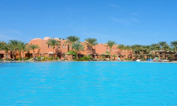 Makadi Bay Complejo | 4 Tranquil Rooms with Balcony and Pool & Direct Access to Private Sandy Beach