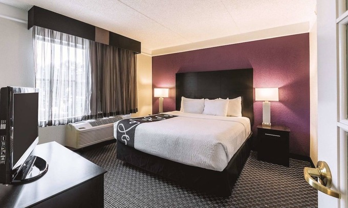 Arsenal Casa | 4 x 1 Queen Deluxe ADA at La Quinta Inn by Wyndham San Antonio Downtown