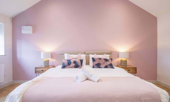 Cambridge Chalet De Esquí | 4 x Newly refurbished private access rooms with ensuites - restaurant on-site!