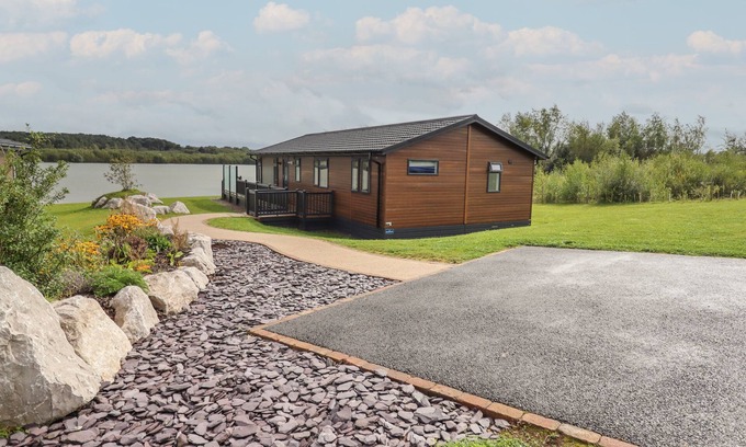 Oakmere Cabaña | 40 DELAMERE POINT, pet friendly, with hot tub in Delamere