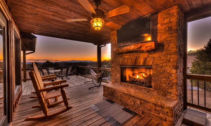 Morganton Cabina | 40% Off 10 min>Blue Ridge Mountain Views Hot Tub Firepit Game Room Fishing Pond