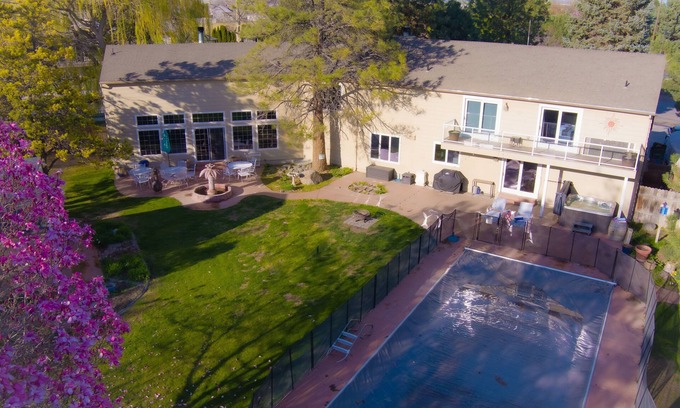 Tri-Cities Casa | 4000 sq ft Retreat, Sleeps 16, Large Great Room, Hot tub & Pool, Two masters
