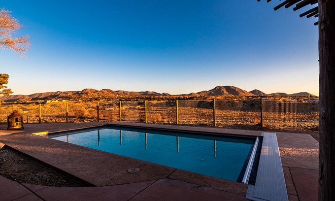 Albuquerque Casa | Retiro urbano espacioso 2. 0 con bañera de hidromasaje y vistas a la montaña - Capacidad para más de 20