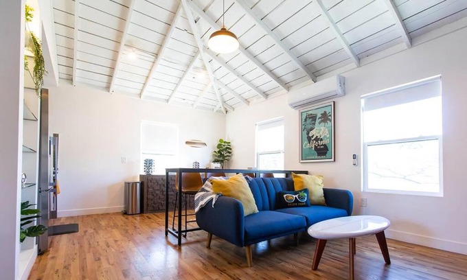 Santa Ana Apartamento | 400mbps Internet with Parking, AC and 65inch 4kTV only 5miles to Disney