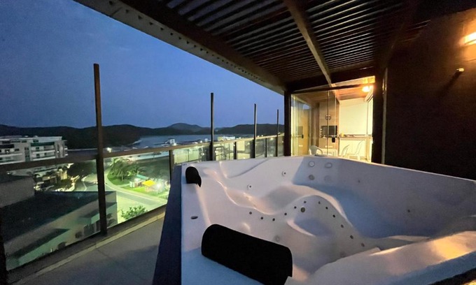 Cabo Frio Apartamento | 401 Cobertura c JACUZZI priv AC BEIRA MAR