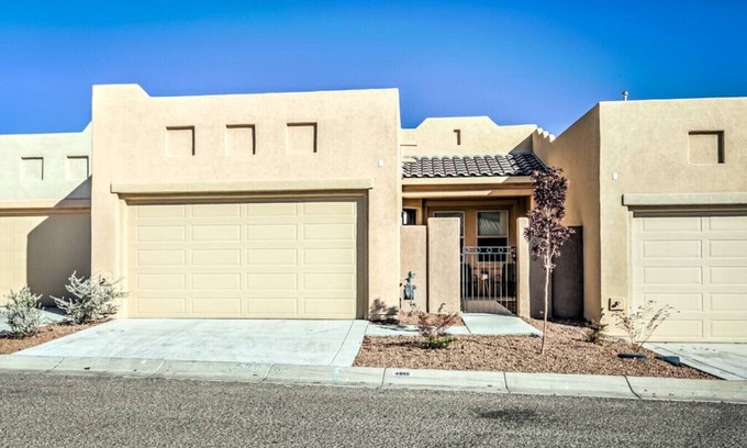 Las Cruces Casa | 4010 · Comfortable New Home with community pool and golf