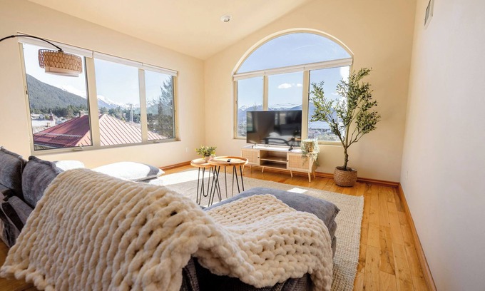 Sitka Apartamento | 406 Etolin Way - 4 Bedroom, 2 Bathroom, Located Downtown