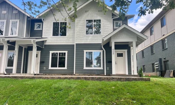 Iowa City Casa | 408 Entire 3 Bedroom Townhouse