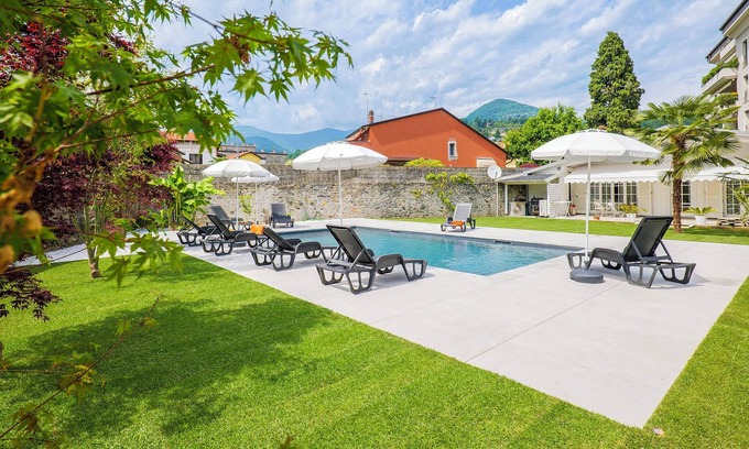 Intra Apartamento | 4½-room apartment with pool and balcony in a sunny location