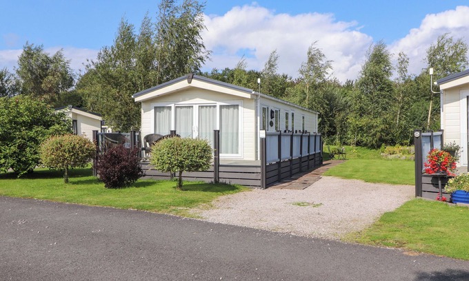 Yealand Conyers Cabaña | 41, GRANDMA'S COTTAGE, pet friendly, with a garden in Carnforth