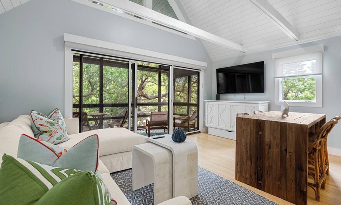 West Beach Condominio | 4295 Mariners Watch: Newly Renovated, Beach Gear Credit, 2 Minutes to the Beach
