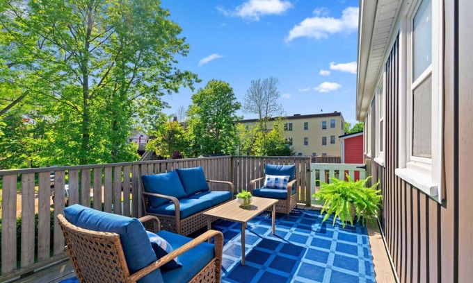Queens Square Casa | 43-2 Downtown close to the water
