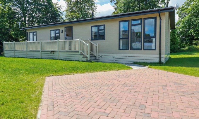 Hewas Water Cabaña | 43 THE MAPLES, family friendly, country holiday cottage in Sticker