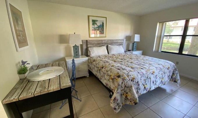 Trailer Estates Apartamento | 4330 Shorewalk lakeview condo close to IMG and Beach