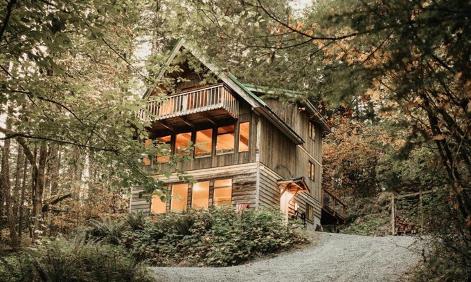 Glacier Casa | 43SL - Hot Tub - Pets Ok - BBQ - WiFi cabin