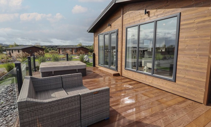 Oakmere Cabaña | 44 DELAMERE POINT, family friendly, with hot tub in Delamere