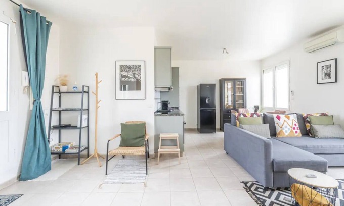 Magny-les-Hameaux Apartamento | 44 m2 air-conditioned apartment with terrace not overlooked