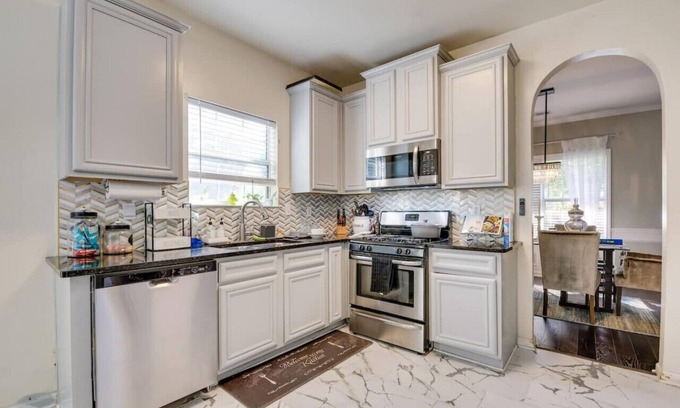 Snellville Casa | 441) Beautiful decor + tons of space!