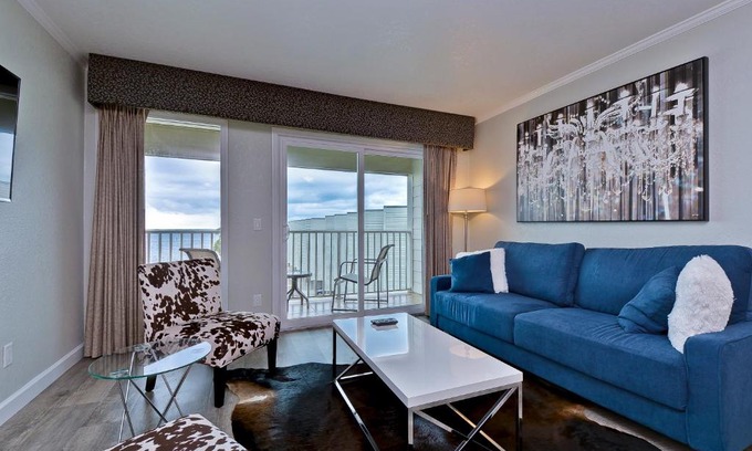 Rocky Point Apartamento | 441-Waterfront, Amazing Views, WIFI, Pool and close to BUCS Stadium