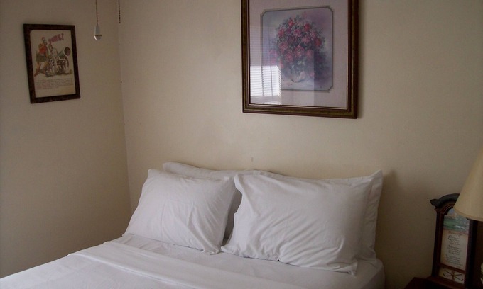 Panama City Casa | 4482 Basic Intown Apartment convenient to Town and Beach