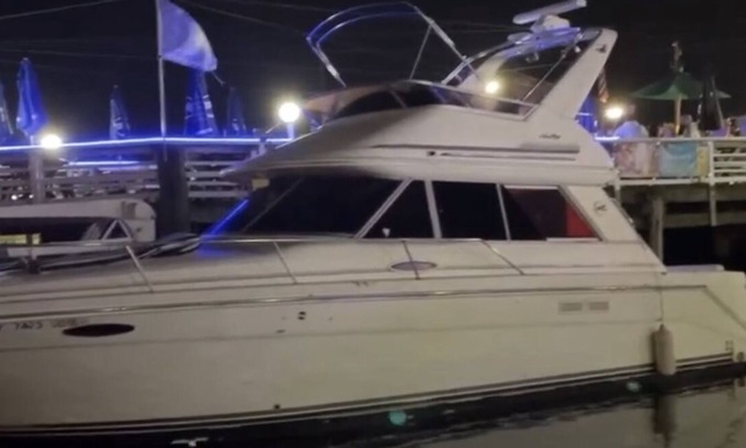 Freeport's Nautical Mile Alquiler De Eote | 45 foot yacht with heat! 2 bedroom apartment inside with 2 TVs and full kitchen.