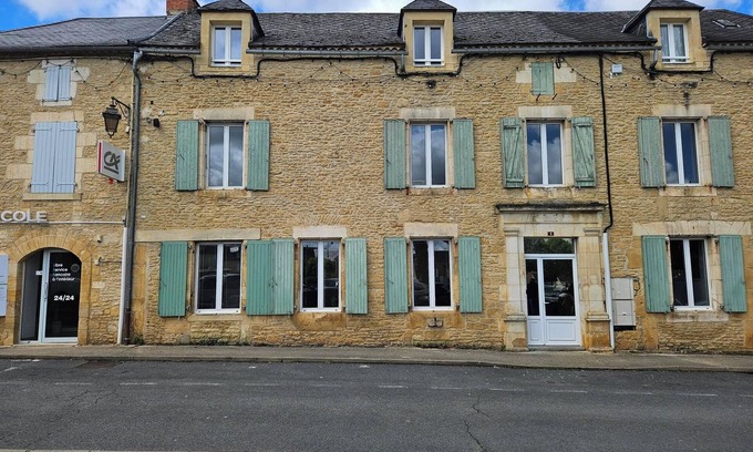 Salignac-Eyvignes Apartamento | 45 m2 apartment on 2nd floor of a 2-storey building in the heart of Salignac