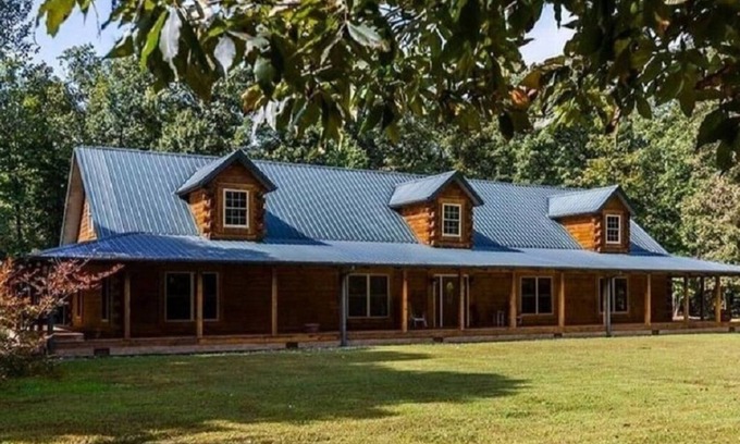 Waco Cabina | 4500 sq ft Secluded Log Cabin Home on 17 acres