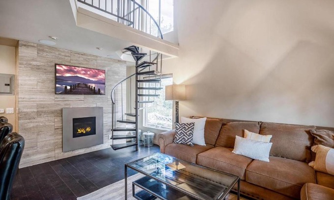 Mammoth Lakes Casa | #478 - Pet-Friendly, Walk to Canyon Lifts, Garage Parking, Modern Condo