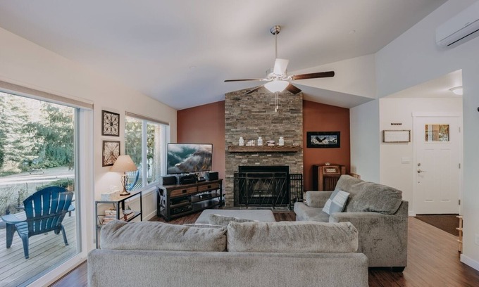 Maple Falls Cabina | 47MF - WiFi - Fireplace - Sleeps 6 by RedAwning