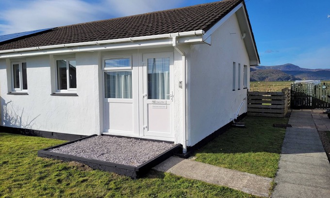 Fairbourne Casa | 48 GLAN Y MOR, pet friendly, country holiday cottage in Fairbourne