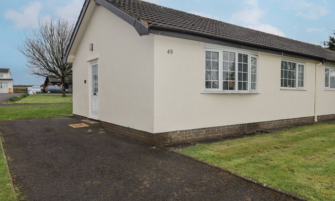 Scurlage Cabaña | 48 GOWER HOLIDAY VILLAGE, pet friendly, with pool in Scurlage
