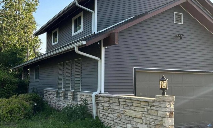 Cedar Rapids Casa | 4800 sq ft 5-bedroom house, Huge Deck. 85-in TVs 7 mins to downtown and Marion