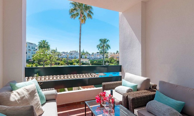 San Pedro de Alcántara Apartamento | 49 - Lorcrisur overlooking the pool