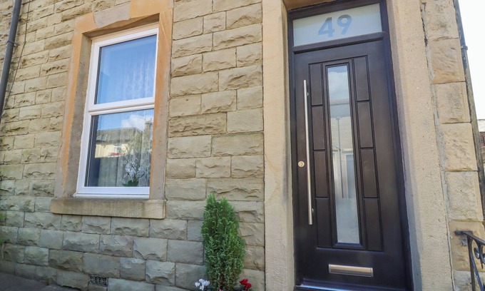 Clitheroe Cabaña | 49 WADDINGTON ROAD, pet friendly, with open fire in Clitheroe