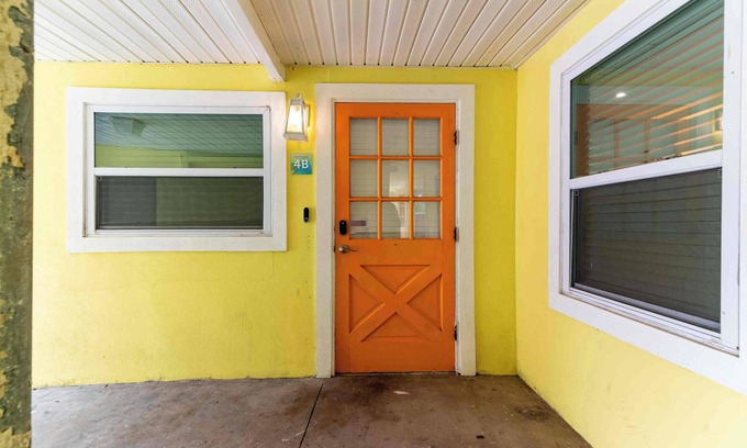Safety Harbor Cabaña | 4B- Newly Renovated 2 /1 at Coastal Cottages