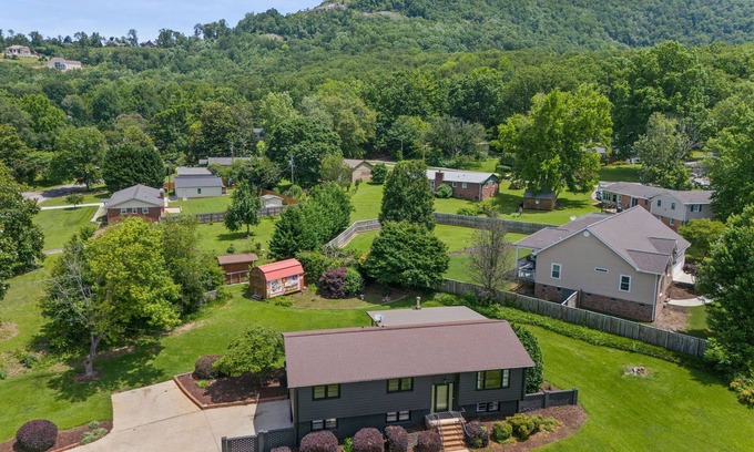 Greenville - Spartanburg Casa | 4B Retro Retreat: Sauna, Cold Dip, Mountain View Oasis