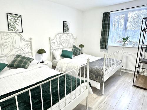 Coventry Casa | 4B4B Entire House Sleeps 11 Driveway Parking near Coventry University and City Centre