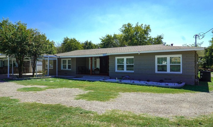 Oak Cliff Chalet De Esquí | 4BD/3BA/ DFW Airport Patio private parking Piscina