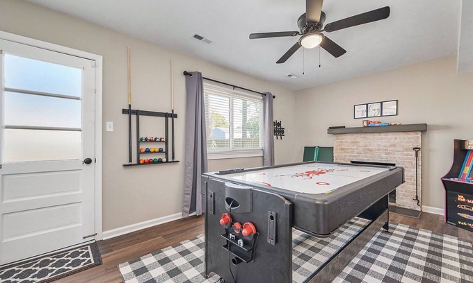 Hampton Casa | 4BD home with gameroom and pool, close to Langley & PTC!