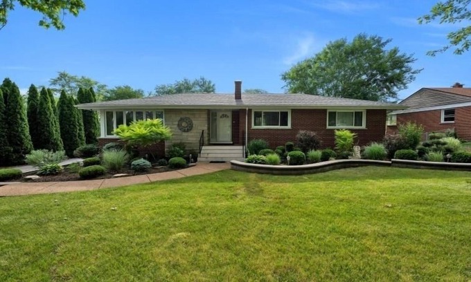 Fox Valley Casa | 4bd house, Hot-tub, full-basement, pool table & big yard,3 full bathroom.