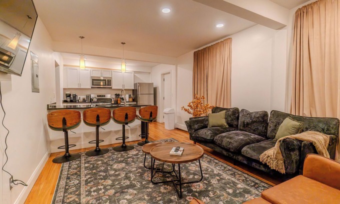 Winter Hill Apartamento | 4BDR/2.5BA APT Near Tufts/7 min-Walk to Subway/Free Parking for 2 cars