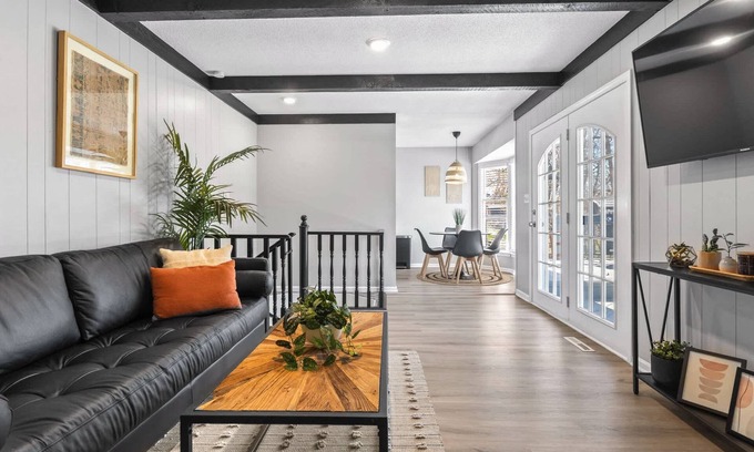 Lenexa Casa | 4Bdr|2.5Bth|Modrn Lvng|Grt Location