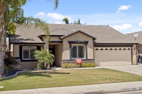 Greenacres Casa | 4bdrm 2bath Modern Getaway KING Bed Sleeps 8