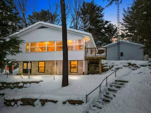 Muskoka Lakes Casa | 4Bdrm Muskoka Retreat, Fire Table, Games, Netflix