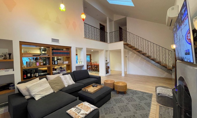 Agoura Hills Casa | 4BDs Hillside Oasis w/ Hot tub