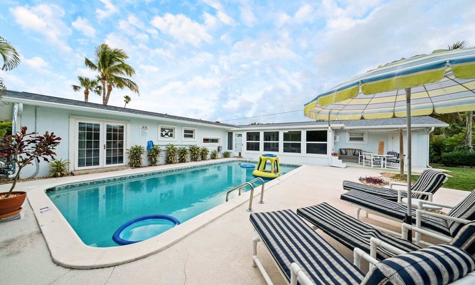 Cocoa Beach Casa | 4Bed/3Bath Heated Pool w/Tiki Bar, Steps to Beach!