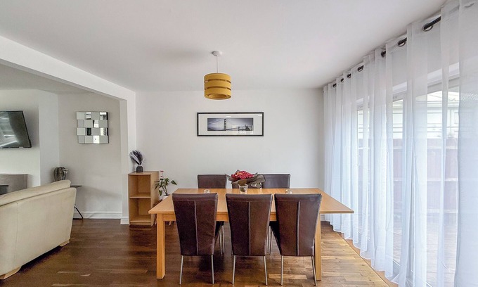 Farnborough and Crofton Casa | 4Bed Contractor Ready & Family Retreat -Private Parking plus Garden